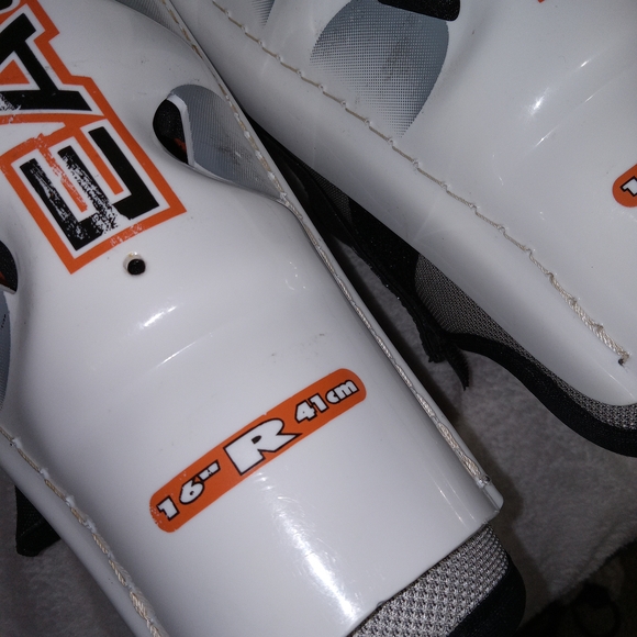 Easton Ideal Fit Hockey Shin Guards 16” White Senior Pair Ice Hockey - Picture 3 of 8